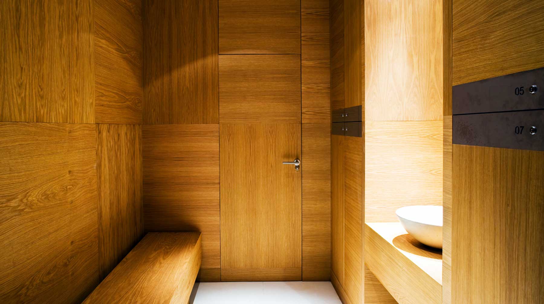 Cuarto de baño de diseño con acabados en madera para hotel